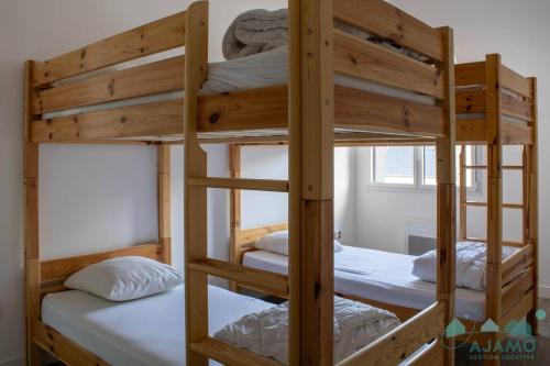 Postel nebo postele na pokoji v ubytování 668 - Magnifique maison familiale vue mer, 12 voyageurs à deux pas du centre d'Erquy