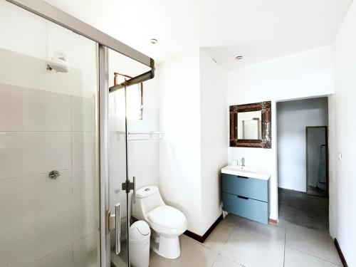 Ένα μπάνιο στο Ale's yellow little house