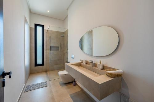 a bathroom with a sink and a mirror at Villa LUMA - Akenza Residence in El Rhechat