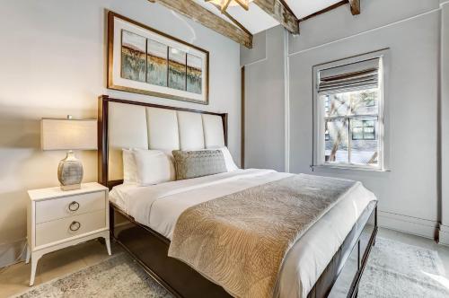 Una cama o camas en una habitación de Parker's Collection Unit 2