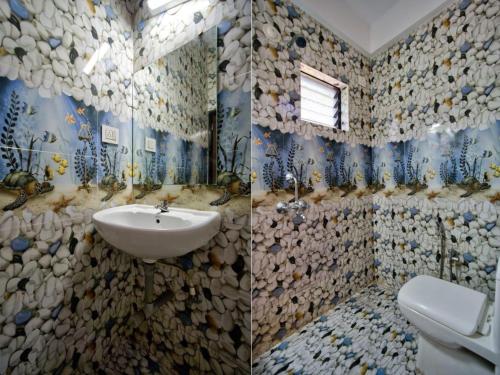 卡兰古特Villa platinum 4 BHK Calangute的两张带有水槽和马桶的浴室照片