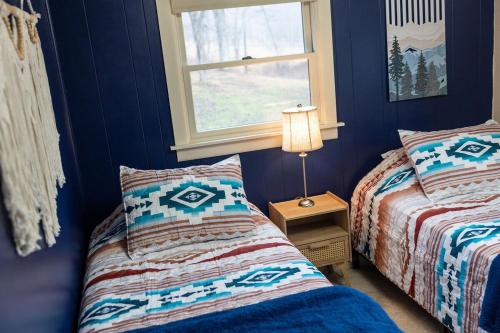 Giường trong phòng chung tại 10 min to WISP-Ranch-Dog & Kid friendly-Private- That Place In The Pines