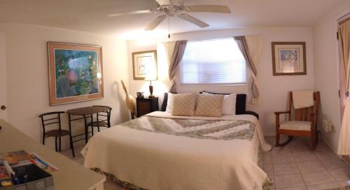 Giường trong phòng chung tại 2 Miles To Siesta Key