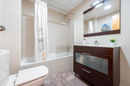Un baño con bañera, inodoro y lavabo. en Apartamentos de Miguel, en Vinebre