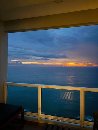 balcone con vista sull'oceano al tramonto di Casa del Mare a Wattala