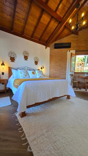 Postel nebo postele na pokoji v ubytování Chalés Kairós