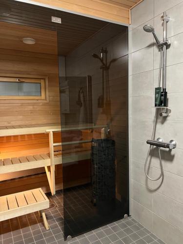 Ένα μπάνιο στο Aurora Chalet with Sauna