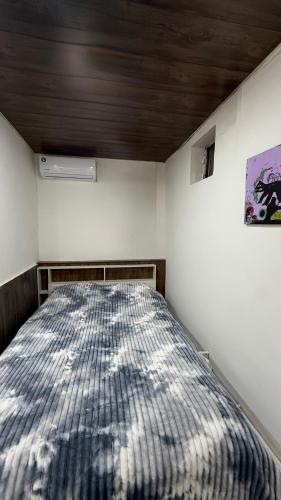 um quarto com uma cama com teto de madeira em Vahe's corner house em Yerevan