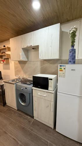 una cucina con fornelli e frigorifero di Vahe's corner house a Yerevan