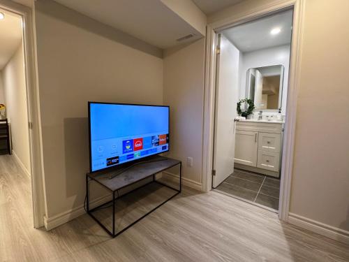 Una televisión o centro de entretenimiento en Modern Newly-Renovated Suite Free Parking pet friendly