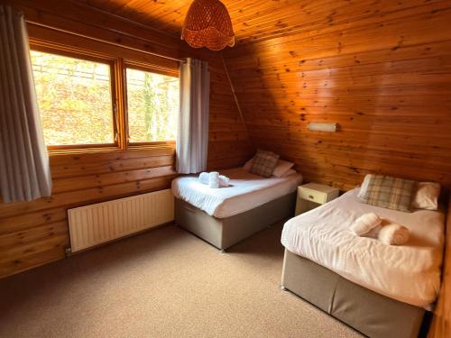 Ένα ή περισσότερα κρεβάτια σε δωμάτιο στο Tor View Lodge with Hot Tub & Sauna - Spa Resort - South Devon