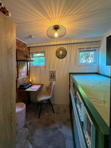 a room with a bed and a desk in a room at Cozy escape Beach&Nature near Den Bosch - 4 PS chalet met veel privacy en rust! in Lith