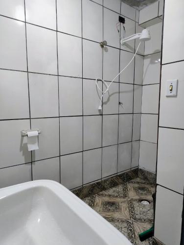 un bagno con vasca e doccia di Hospedagem Maranata a Santo André