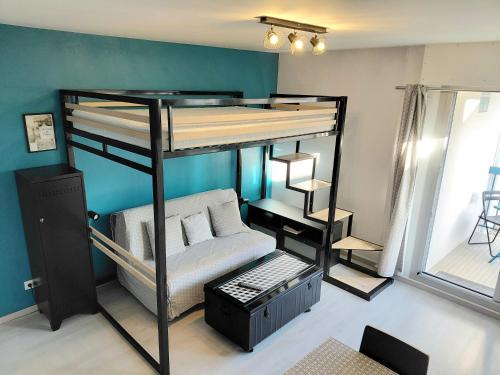 勒克鲁西克Studio Emma的客房设有一张带沙发和椅子的双层床。