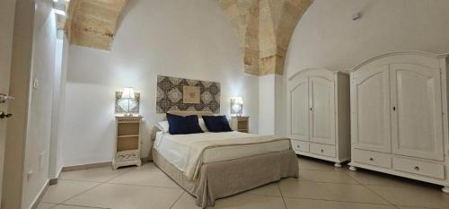 een slaapkamer met een bed met blauwe kussens bij Volta Apartment in Mesagne