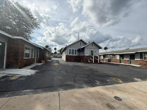Holly HillRollie's Motel Daytona Beach by Hotel O的某些房子前面的一个空停车位