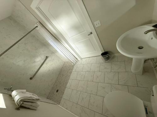 Un baño de Rollie's Motel Daytona Beach by Hotel O