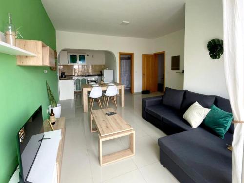 萨尔雷Sal Rei Apartments, Boa Vista的客厅里有一张沙发和一张桌子。