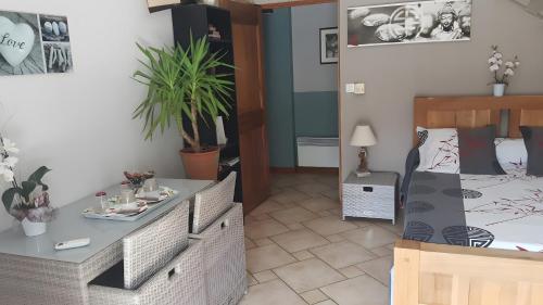 Ένα ή περισσότερα κρεβάτια σε δωμάτιο στο Chambre Orchidée Chez Mamé Marthe