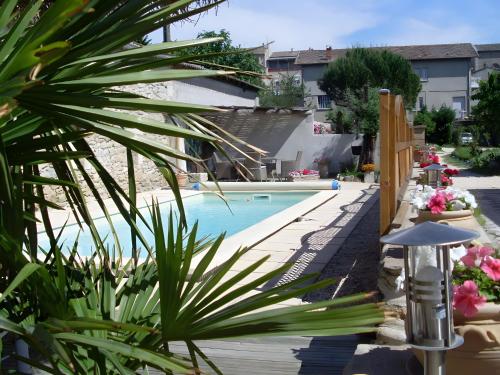 Πισίνα στο ή κοντά στο Chambre Orchidée Chez Mamé Marthe