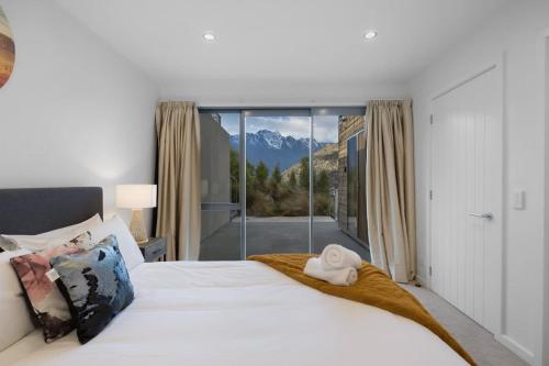 Ένα ή περισσότερα κρεβάτια σε δωμάτιο στο Lakeview Loft Queenstown
