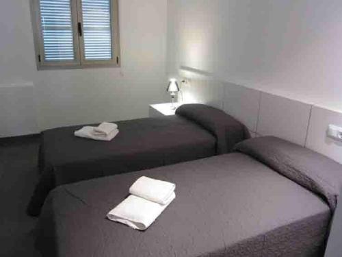 En eller flere senge i et værelse på Voramar 33A Joana Duplex