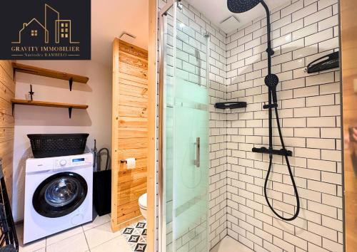 Ένα μπάνιο στο Petit chalet en bois avec mezzanine en montagne