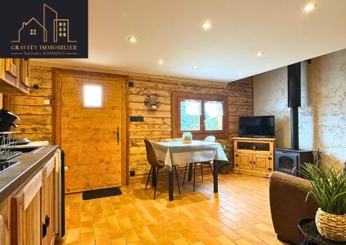 Η κουζίνα ή μικρή κουζίνα στο Petit chalet en bois avec mezzanine en montagne