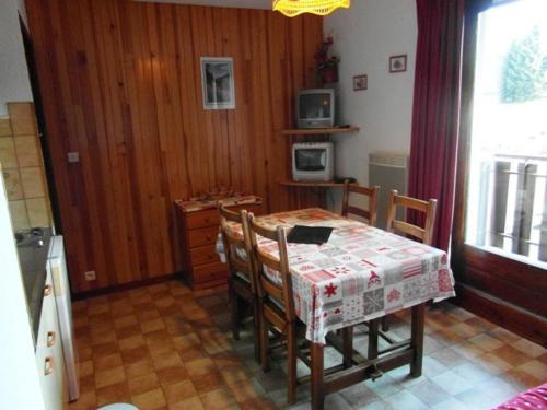 a dining room with a table and chairs and a kitchen at Studio central au Praz de Lys, 4 pers, proche pistes - FR-1-815-18 in Le Praz de Lys