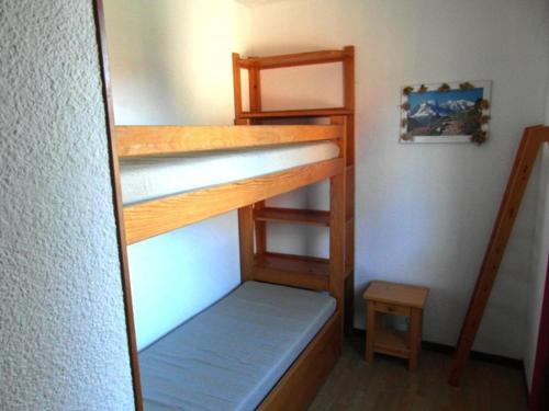a room with two bunk beds in a room at Studio central au Praz de Lys, 4 pers, proche pistes - FR-1-815-18 in Le Praz de Lys