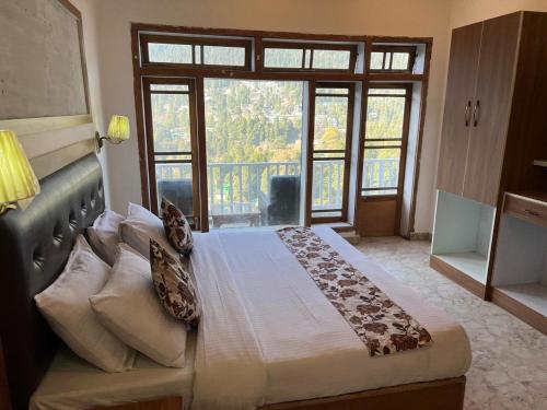 Ένα ή περισσότερα κρεβάτια σε δωμάτιο στο The Naini Inn By ASPien Hotels