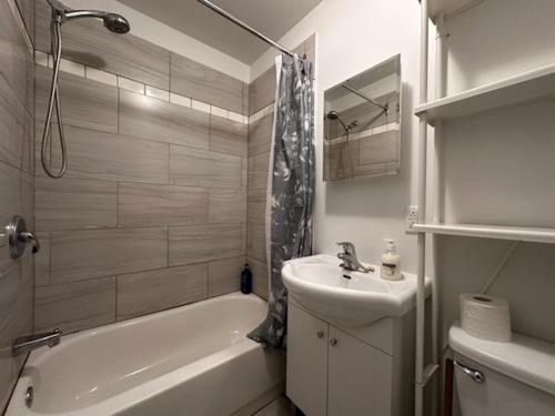 Ένα μπάνιο στο FULL KITCHEN 10min from DTOWN Room B