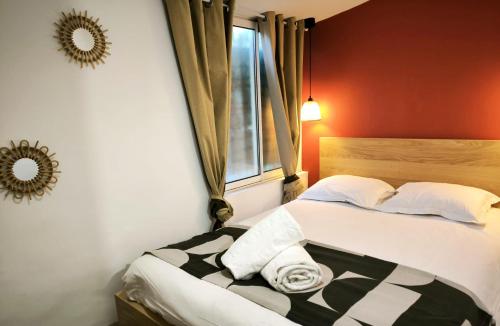 Una cama o camas en una habitación de La Bicoque - Les pieds dans le sable - Vue sur les Iles d'or