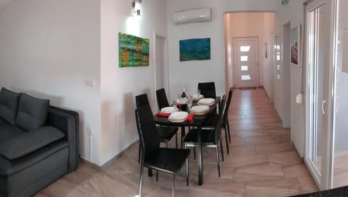 ヴィルにあるApartment Dvorakのテーブルと椅子とソファのあるダイニングルーム