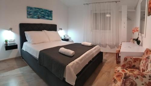 ヴィルにあるApartment Dvorakのベッドとタオル2枚のある寝室