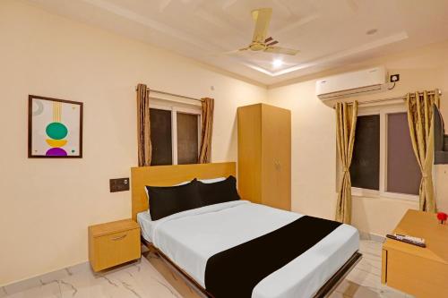 a bedroom with a bed in a room at Super Townhouse SP Living Tree in Karīmnagar
