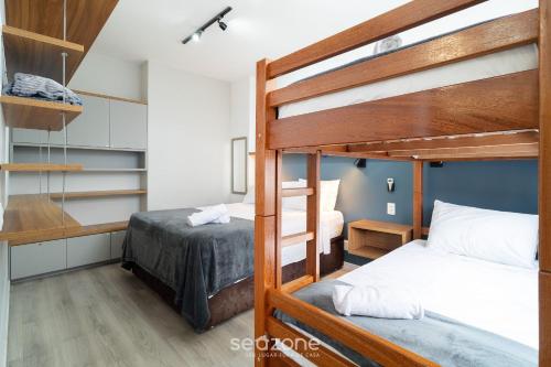 Un dormitorio con dos literas en una habitación. en Apto 1 Dormitorio en el Centro de Floripa EFO0603, en Florianópolis