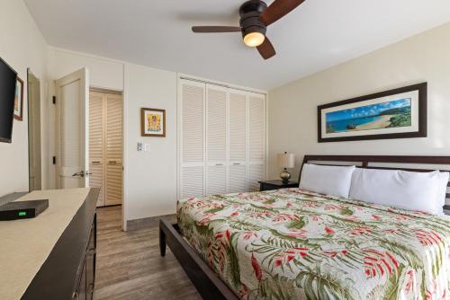 a bedroom with a bed and a ceiling fan at Tee and Sea Getaway ay Turtle Bay in Kahuku