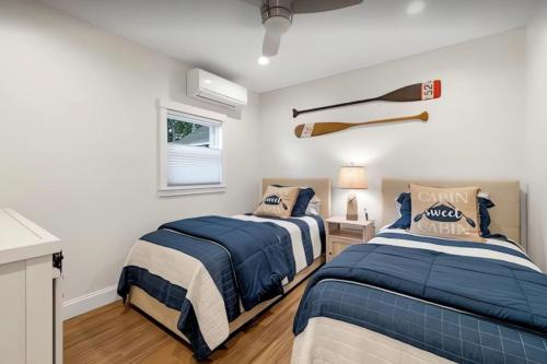 Ένα ή περισσότερα κρεβάτια σε δωμάτιο στο Beach Days, Poolside & Concert Nights