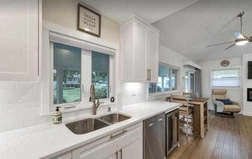 Η κουζίνα ή μικρή κουζίνα στο Beach Days, Poolside & Concert Nights