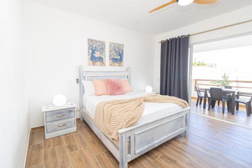 En eller flere senge i et værelse på Luxury 1BR Oasis Paraiso Residence Bayahibe