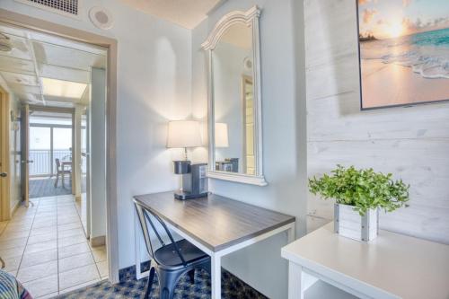 Kuchyň nebo kuchyňský kout v ubytování Camelot by the Sea Oceanfront Resort 1504 with Balcony