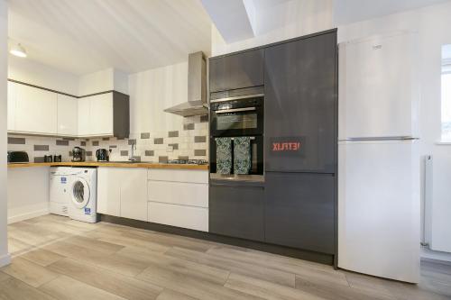 eine Küche mit Kühlschrank und Herd in der Unterkunft Rooemah Lodge - Grampian Lettings in Caskieben