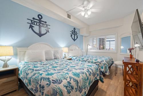 - une chambre avec un lit et une ancre sur le mur dans l'établissement Beach Cove Resort Oceanfront Unit 314 with Balcony, à Myrtle Beach