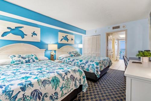 Postel nebo postele na pokoji v ubytování Camelot by the Sea Resort Unit 1505 with Oceanfront Balcony