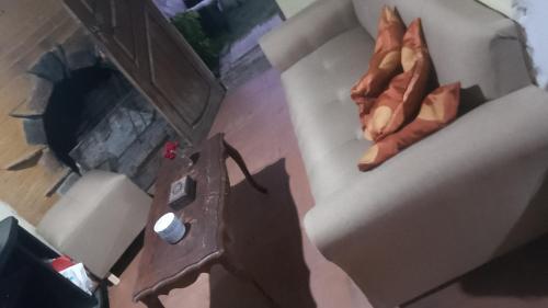 una vista dall'alto di una vasca da bagno con le scarpe sopra di Casa en costa de oro Uruguay a Neptunia