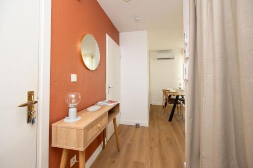 图卢兹PinkCity Signature - air conditioning - metro - parking - patio的浴室配有水槽和墙上的镜子