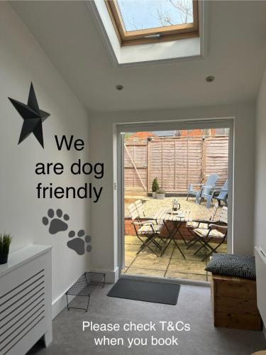 a room with a door with a star on the wall at Stylish Caversham Town-House Free Parking & Garden in Caversham