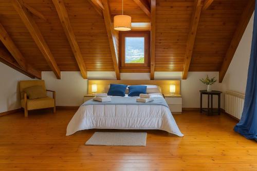 En eller flere senge i et værelse på Vielha Premium Duplex Mountain Views Sleeps 6