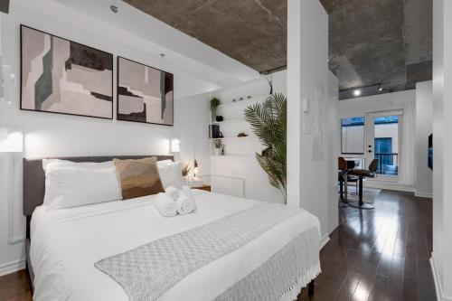 En eller flere senge i et værelse på Impeccable Parc Avenue Pad With Parking